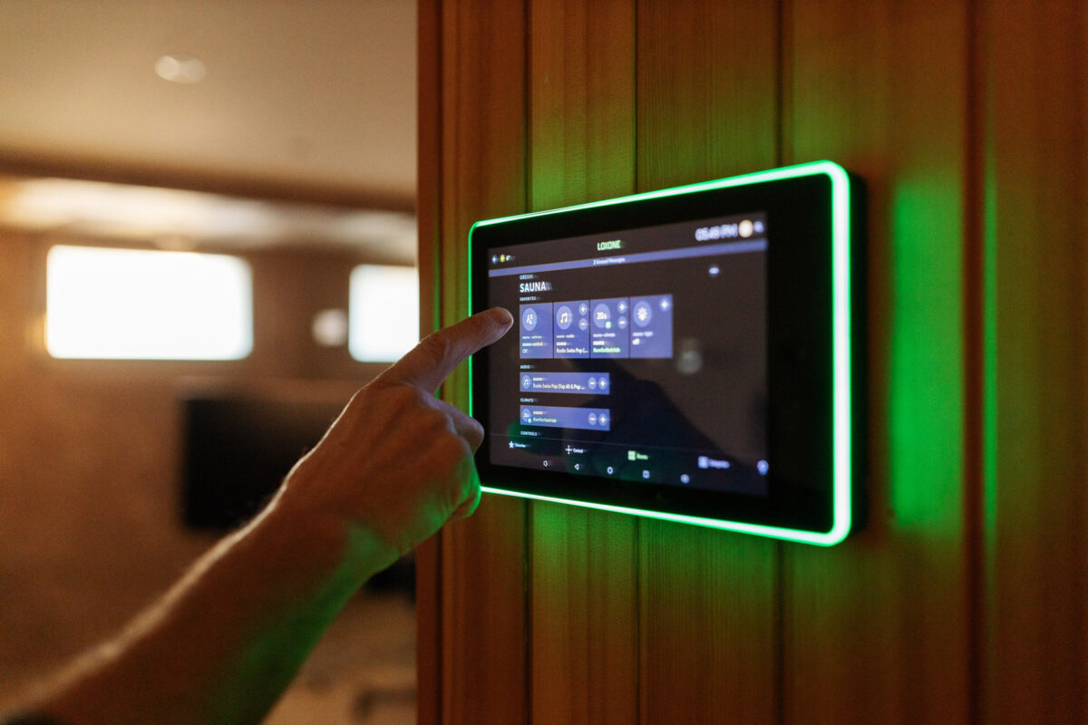 Touchpad für Loxone-System mit grüner Beleuchtung