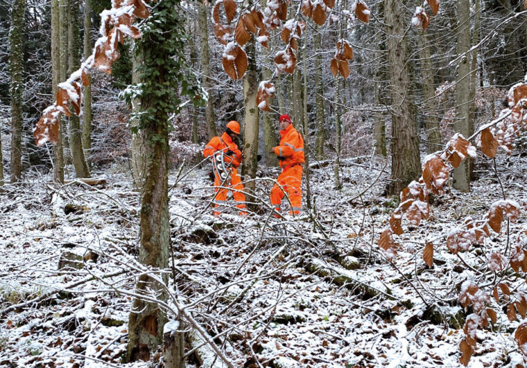 Baumann Koelliker Mitarbeiter bei Installationen im verschneiten Wald