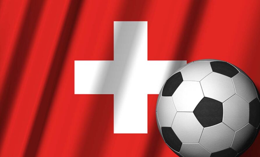 Schweizer Flagge mit Fussball unten rechts