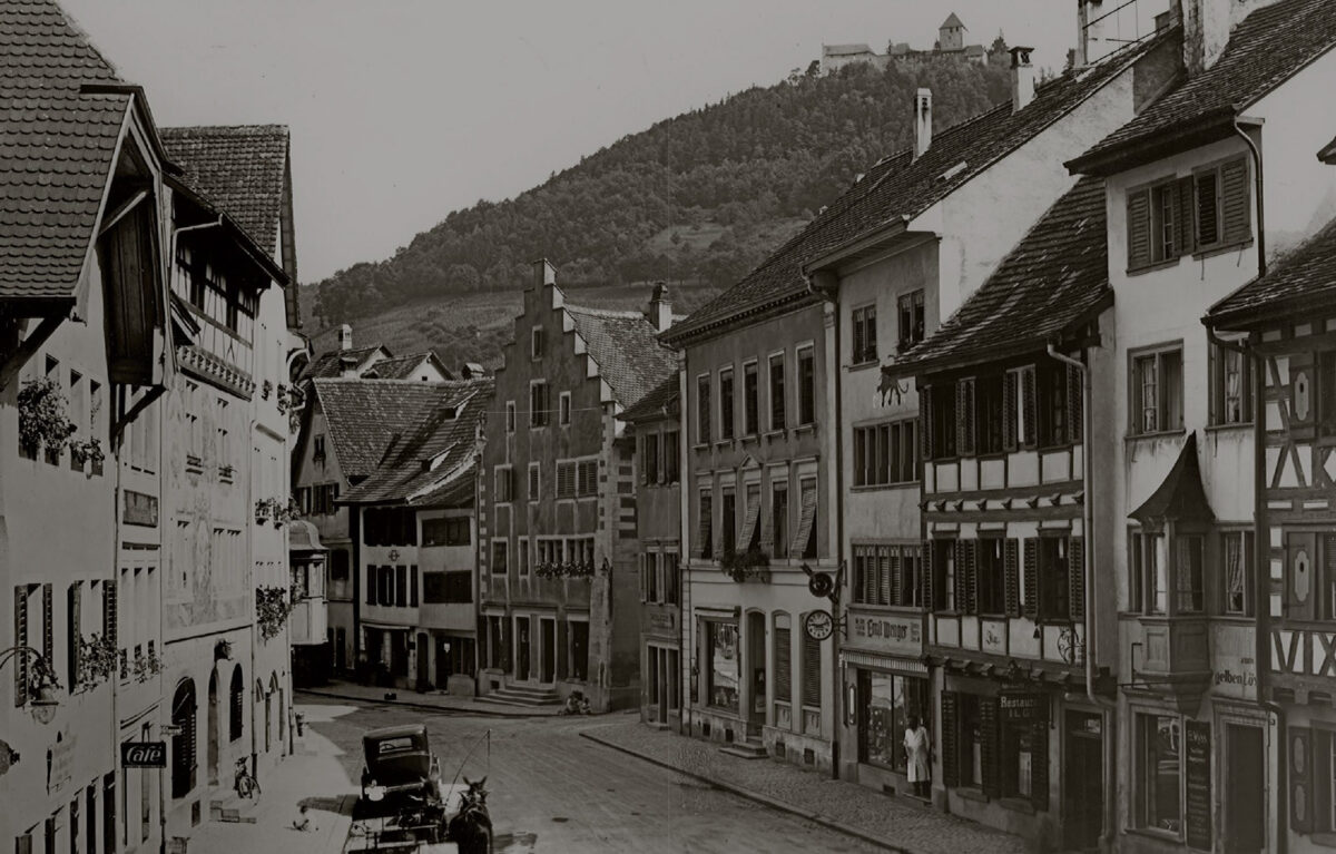 Altes Bild eines Dorfes in der Schweiz in Schwarz-Weiss